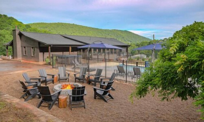 Skyland Casa | The Huntly Estate | Asheville Retreat | The Lodge + The Grange | Weddings & Events