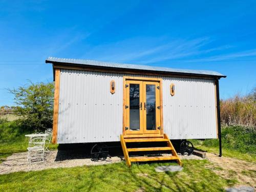 Goodwick Casa | The Hut@Trefechan Wen - Coastal Coziness!