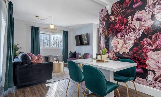 East Kootenay Apartamento | The Icon | Historic Suite | Board Games | Downtown