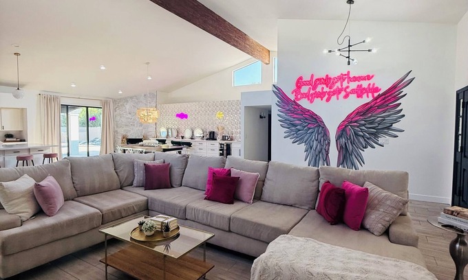 Buenavante Casa | The Iconic Selfie in Scottsdale Home comes with Free VIP experience in Old Town!