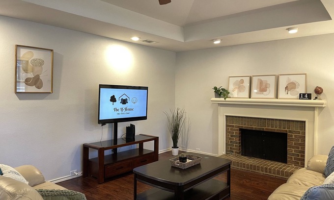 Plano Casa | The If-House Concept: Comfy Home w/ 2 Queen BR + Spacious Backyard ✪