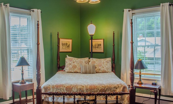 Clinton Apartamento | The Ilex Room - Charming Private Room w/ Ensuite Bath in Historic Downtown Home