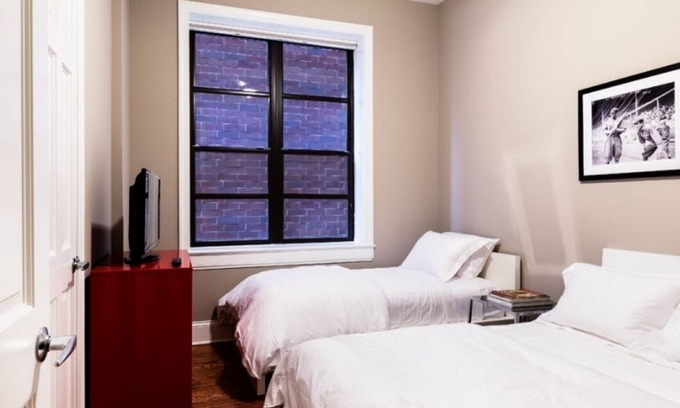 Lakeview Condominio | The Inn at Wrigleyville, Beautiful New 4 Bedroom Sleeps 9