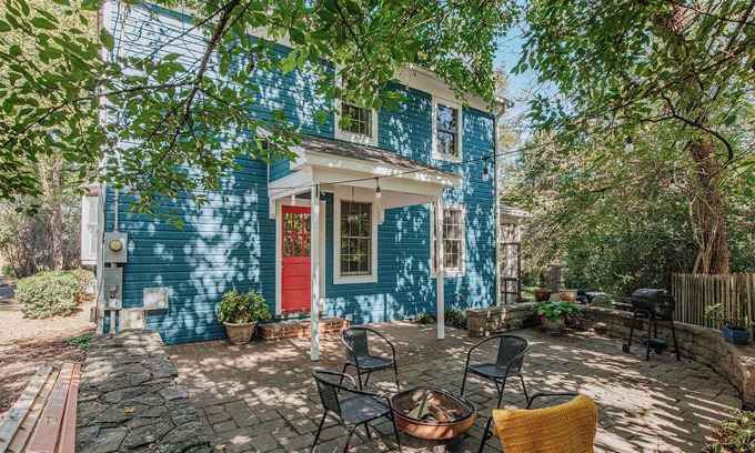 Waynesboro Casa | The Ivy Cottage. Downtown, Historic Charm, allows dogs!