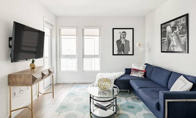 Carthay Circle Condominio | The James Bond Suite
