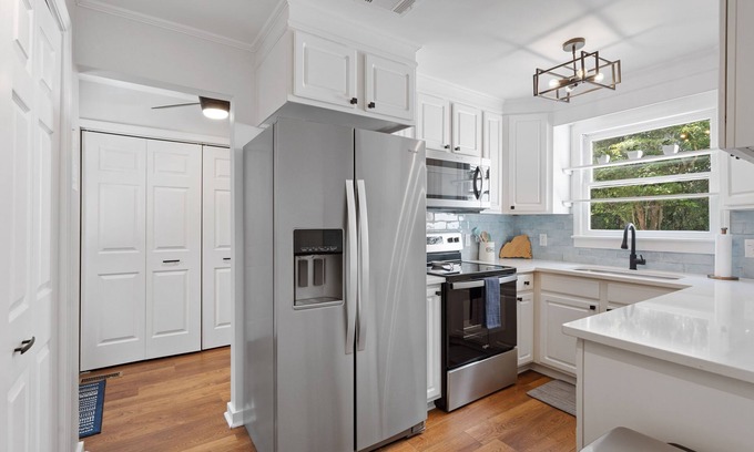 Beaufort Cabaña | The James Cottage - Clean, Cozy, Coastal - Sleeps 6- 1mi to Historic DT Beaufort