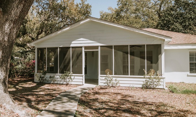 Ocean Springs Casa | The Jeff - perfect location in Ocean Springs. Walk to downtown! Near the beach!