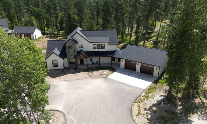 Deadwood Casa | The Juniper - Hot tub, gas fire table, paved roads, ride to ATV trails