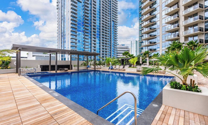 Ala Moana Casa | The Kapiolani Vista | Skyline Views, Pool, Gym | Walk to Beach & Ala Moana