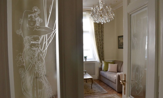 Prague 1 Apartamento | The Karoline: encanto del viejo mundo en una belleza de 3 dormitorios y 2 baños junto al puente de Carlos