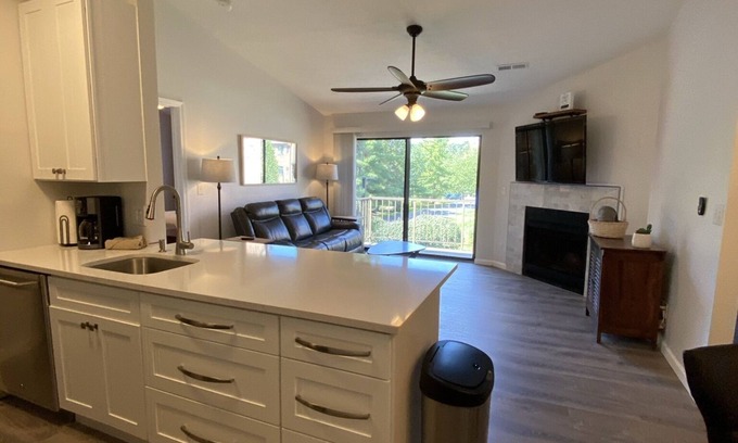 Deer Park Condominio | Renovated Kenwood Condo - 2 Bedroom/2 Bath