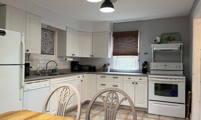 Kingsclear Casa | The King’s Hideaway, hot tub/pizza oven/walking trail/pet friendly/ski Crabbe.