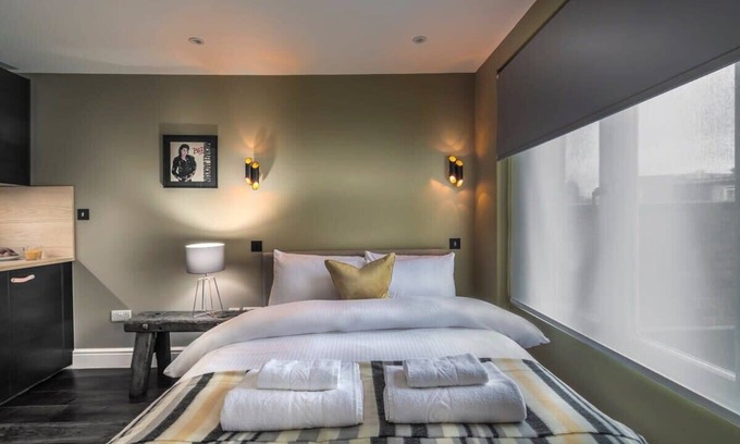 Kensington Apartamento | The Knaresborough - Stylish Studio with Balcony