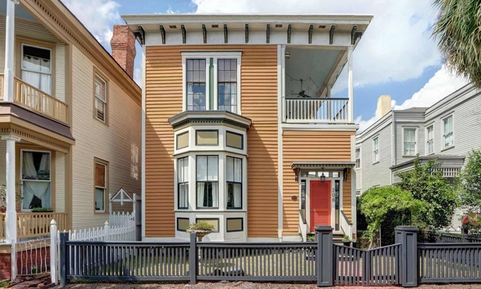Savannah Victorian District Casa | The Koi Estate | Historic Charm | Dual Balconies!