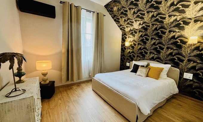 Vendome Apartamento | The KoZy – Chic Apartment Facing Vendôme’s Historic Castle