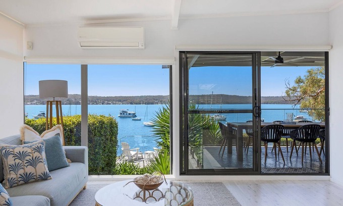 Gwandalan Casa | The Lake Escape - Waterfront w/ Hot tub & Kayaks
