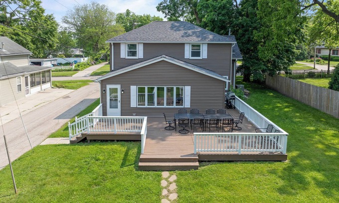 Lake Geneva Casa | The Lake Geneva Lodge - Walkable tonDowntown & Beach