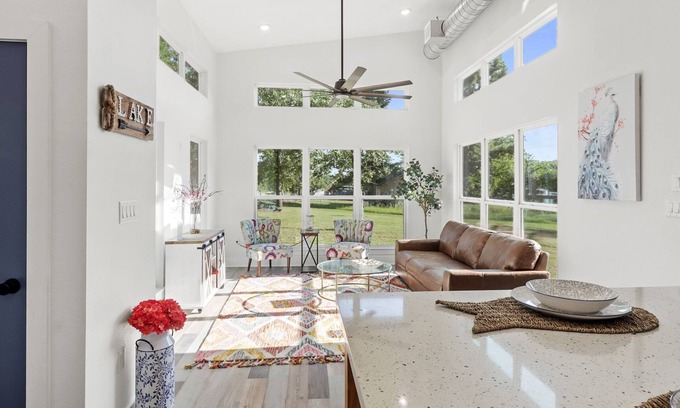 Somerville Cabaña | The Lake House, Pond, 3 Min to Lake, Pets Ok