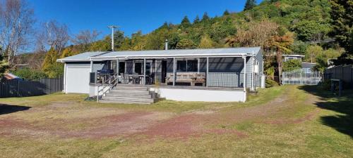 Motuoapa Casa | The Lake House - Taupo Holiday Home
