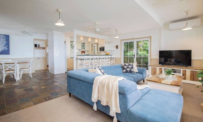 Tuggerawong Casa | The Lake House Waterfront Haven with Granny Flat