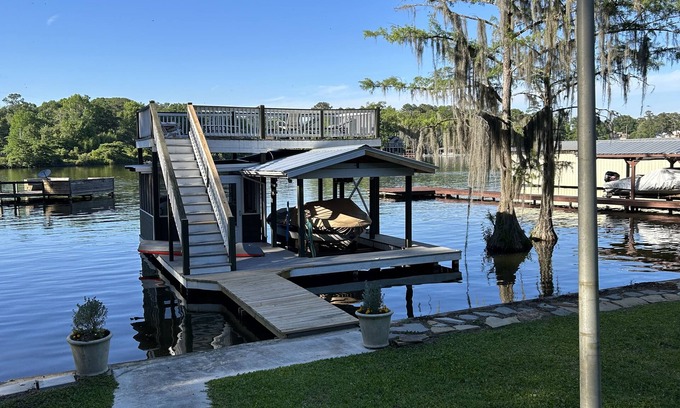 Warwick Casa | The Lake is Callling you to Creek Cabin