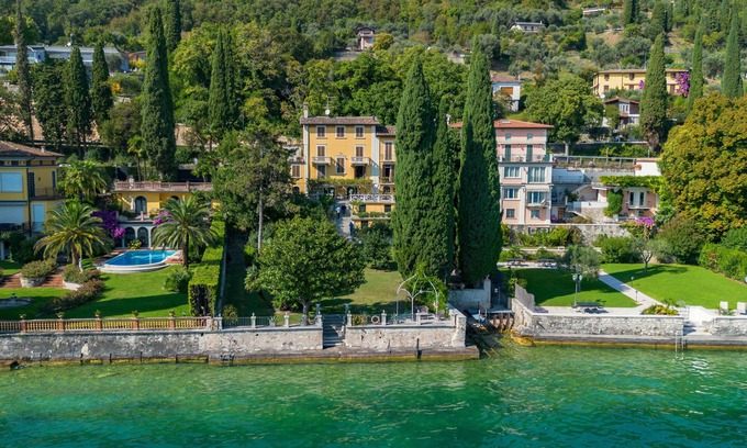 Salo Villa | The Lake is Our Pool ♡ Frontlake Villa & Park / Sleeps 12 +1 Baby / Pet Friendly