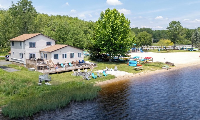 Pocono Lake Casa | The Lake Life by AvantStay | Lakefront + View + Hot Tub