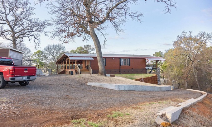 Bullard Casa | The Lakeside Lodge On 3 Acres - Sleeps 20 - 1 Minute Walk to Lake - Pet Friendly