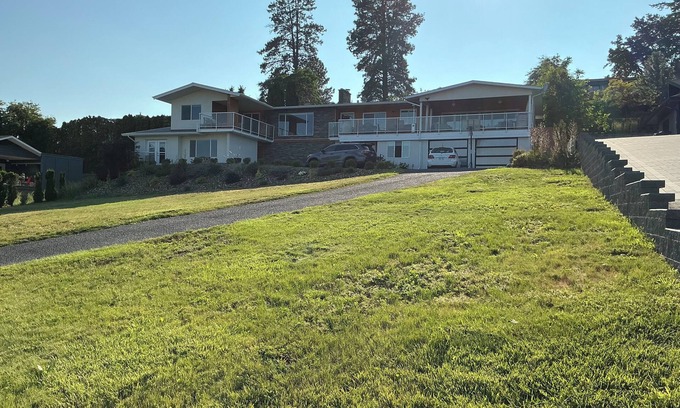 Central Okanagan Apartamento | THE LAKEVIEW LOOKOUT, 1 Bedroom - Sleeps 2- walking distance to Lake & Wineries.