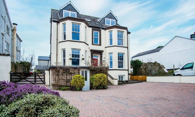 Saundersfoot Casa | The Lanterns - 9 Bedroom - Sleeps 17 - Saundersfoot Village Centre