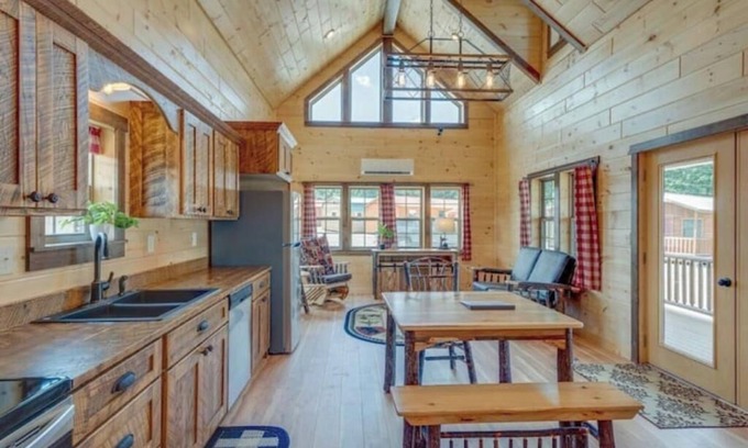 Dickson County Cabina | ~The Laramie~ 2-bedroom, 2 bath Log cabin near Charlotte rustic but comfortable