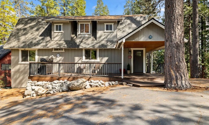 Cold Springs Cabina | The Laughing Pig – 9-Bedroom Family Cabin for 33 with Game Room, Fireplaces & Huge Outdoor Firepit