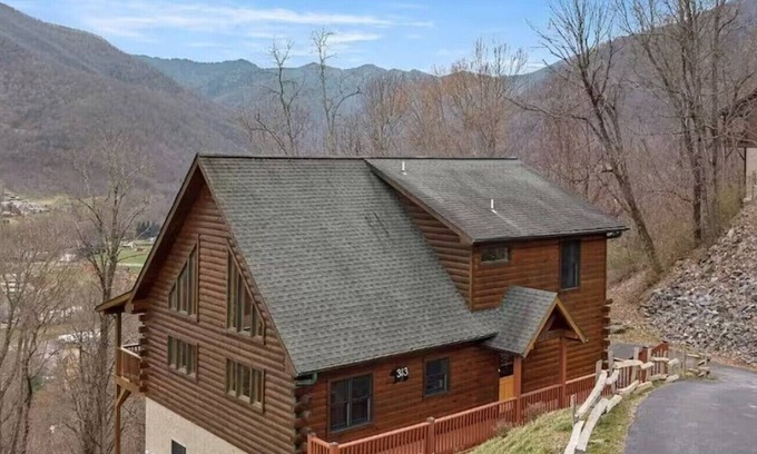 Valley Creek Run Cabina | THE LAZY BEAR, A luxury log cabin nestled in the heart of Maggie Valley.