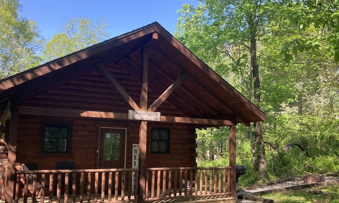 Logan Cabina | The Lazy Bear at Lake Logan Hilltop