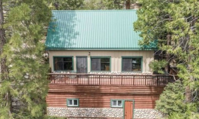 West Village Cabina | The Lazy Lady. A cozy cabin retreat with beautiful views close to town.