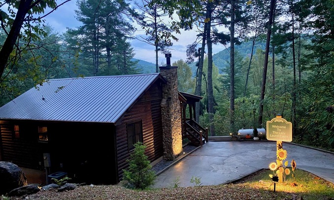 Blue Ridge Cabina | The Lazy Laurel - A secluded getaway with mountain views and waterfall sounds