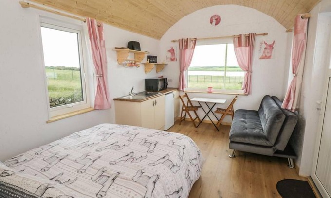 Ballyshannon Apartamento | The Lazy Llama Shepherd Hut Campview Farm Stay