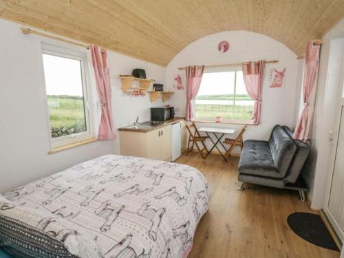 Ballyshannon Apartamento | The Lazy Llama Shepherd Hut Campview Farm Stay