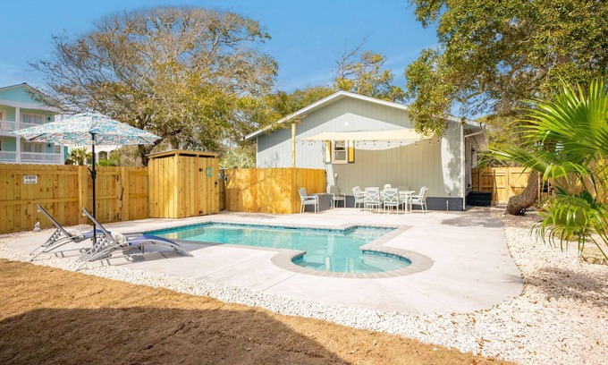 Yaupon Beach Casa | The Lazy Pelican: Centrally Located and a Short Walk to the Beach