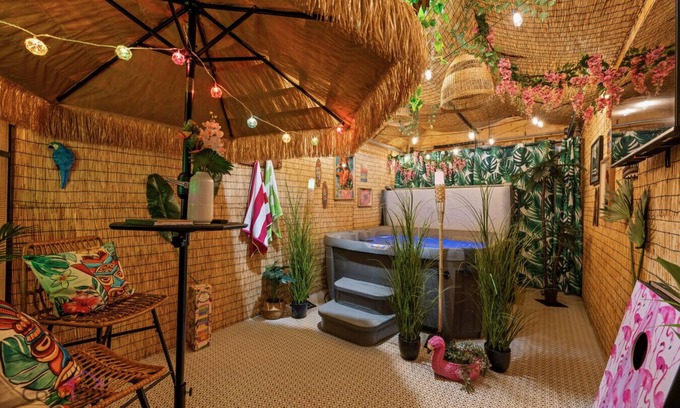 Jasper Place Casa | The Leaf & Lounge | Tiki HotTub | KingBed | Garage