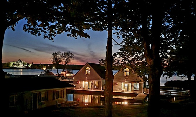 Alexandria Bay Casa | Lighthouse Cottage - Esta cabaña está flotando en el corazón de las 1000 islas