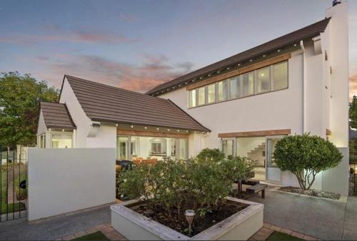 Christchurch Casa | The light Inn