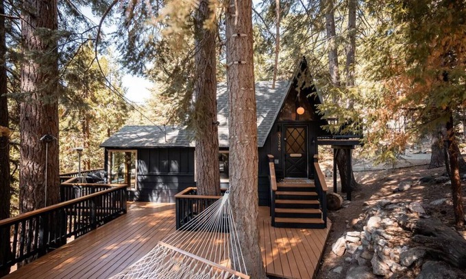 Running Springs Cabina | The Lightfoot Cabin · Mid-Century Cabin Perfect for Romantic Getaway