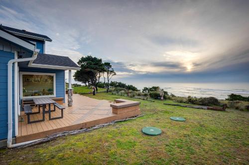 Port Orford Casa | The Lighthouse 3 Acre Port Orford Oceanfront Home