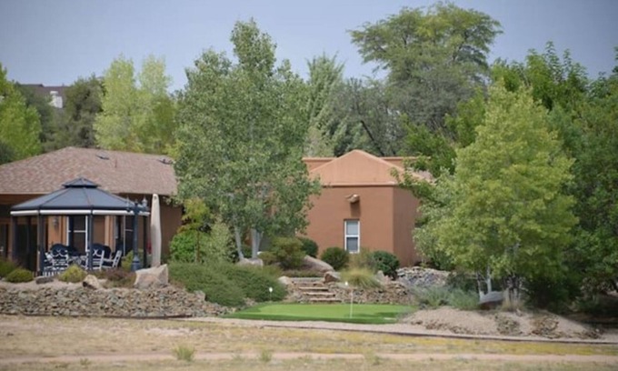 Williamson Apartamento | The Little Bunkhouse is on 7 acres of walk ways, a camp site and putting green.