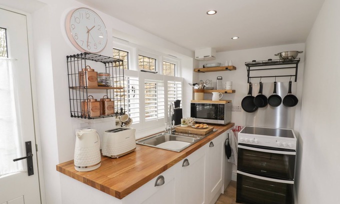 Sibford Gower Cabaña | THE LITTLE COTTAGE, romantic, character holiday cottage in Swalcliffe