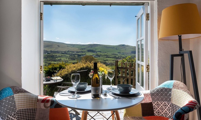 Bryn-crug Cabaña | The Little Cottage - sleeps 2 guests in 1 bedroom