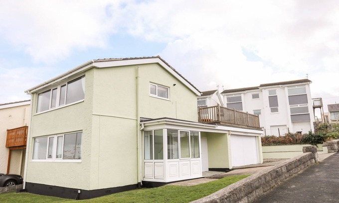 Rhosneigr Cabaña | THE LITTLE DOLPHINS, pet friendly, with a garden in Rhosneigr