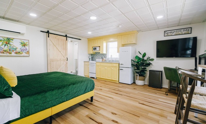 Rock Hill Casa | The Little Lemon Studio | King Bed | Office Space | Walk to Winthrop