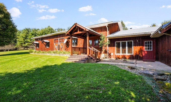 Bladensburg Cabina | The Little Lodge. Disconnect from your fast pace with friends and family.